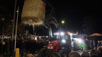 Καβάλα: αγρότες πέταξαν άχυρα και γάλα στο κτήριο της Αντιπεριφέρειας