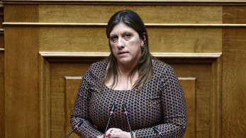 Ζωή Κωνσταντοπούλου: σύγκρουση, διχασμός, τοξικότητα και σόου για το «σκισμένο καλσόν»