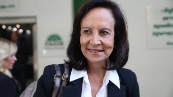 Η Διαμαντοπούλου δηλώνει ότι είναι ακραίο το κλείσιμο των δρόμων, αλλά τρέχει στα μπλόκα