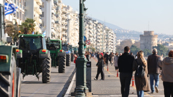 Οι αγρότες αφήνουν ανοικτά τα μπλόκα γύρω από Θεσσαλονίκη
