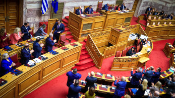 Θερμή υποδοχή Πιερρακάκη στη Βουλή μετά την εκλογή του στην προεδρία του Eurogroup