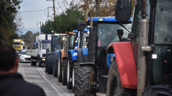 Κυκλοφοριακό χάος στα Τέμπη - Αγρότες έκλεισαν τις σήραγγες με τρακτέρ (video)