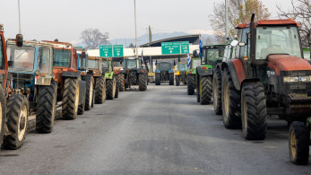 Παραμένουν τα τρακτέρ στους δ΄ρομους - Πολύωροι αποκλεισμοί στα τελωνεία