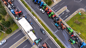 Αγροτικά μπλόκα: η κυβέρνηση προετοιμάζει «Plan B» μετά τις γιορτές