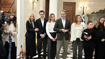 Ο Κυριάκος Μητσοτάκης άκουσε τα κάλαντα των Χριστουγέννων (photos και video)