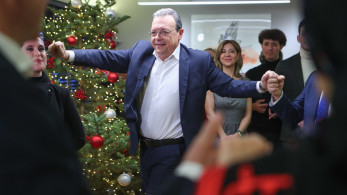 Φάμελλος: ο λαϊκισμός σερβίρεται ζεστός στο χριστουγεννιάτικο τραπέζι