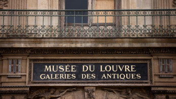 Λούβρο: μεταλλικά κάγκελα στο «αδύναμο σημείο» μετά τη ληστεία-μαμούθ (video)