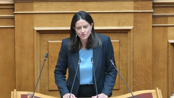 Βουλή - Νίκη Κεραμέως: Στόχος για το 2026 αύξηση μισθών και μείωση ανεργίας κάτω από το 8%