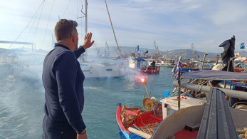 Στο λιμάνι του Βόλου τα τρακτέρ - Με βάρκες και καπνογόνα οι ψαράδες - Τελεσίγραφο να φύγουν έως τις 13:00 (photos και video)