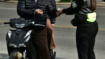 Αττική οδός: οδηγός μηχανής επιχείρησε να «σπάσει» μπλόκο και παρέσυρε τροχονόμο (video)