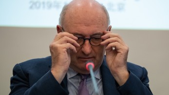 Ο κορωνοϊός «παραίτησε» τον επίτροπο Χόγκαν