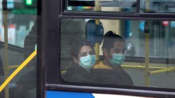 Προληπτικά τεστ κορωνοϊού σε όλους τους εργαζόμενους στα ΜΜΜ που επιστρέφουν από διακοπές