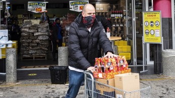 «Χαρμάνιασαν» στη Νότια Αφρική – Άδειασαν τα ράφια μετά την άρση απαγόρευσης