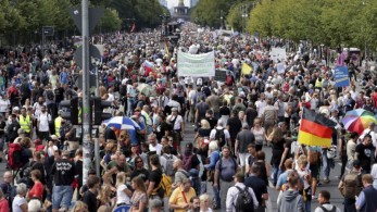 Η αστυνομία διέλυσε μαζική διαμαρτυρία κατά των μέτρων για τον κορωνοϊό στο Βερολίνο