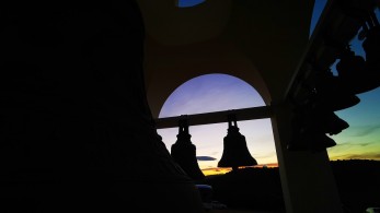 Κορωνοϊός: Θετικός αρχιμανδρίτης που έλεγε ότι δεν κολλάει με τη θεία κοινωνία