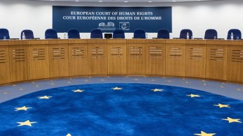 ΕΔΔΑ: Αποζημίωση για χρήση βίας στη διάρκεια σύλληψης και κράτησης σε αστυνομικό τμήμα από το κράτος