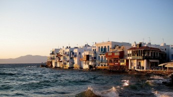 Από αύριο η εφαρμογή των περιοριστικών μέτρων σε Μύκονο και Χαλκιδική