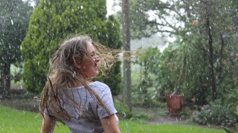 O καιρός σήμερα: Βροχές ή καταιγίδες από το μεσημέρι