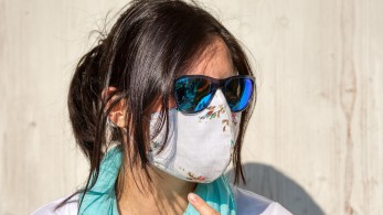 Ο ΠΟΥ προειδοποιεί: «Συνταγή για καταστροφή» το άνοιγμα της κοινωνίας χωρίς έλεγχο