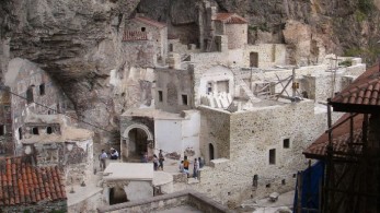 Ζωντανή εικόνα από την Παναγία Σουμελά στην Τραπεζούντα – Ο μεγάλος εορτασμός της κοιμήσεως της Θεοτόκου