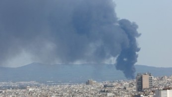 Συνεχίζει να καίει για δεύτερη ημέρα η φωτιά σε εργοστάσιο στη Μεταμόρφωση