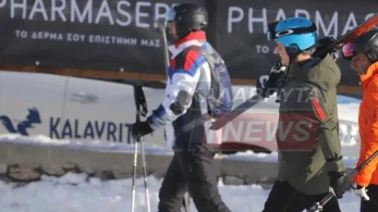 Κυριάκος Μητσοτάκης: στα Καλάβρυτα με χιονοπέδιλα στον ώμο (photos)