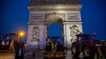 Γαλλία: στον Πύργο του Άιφελ και την Αψίδα του Θριάμβου τα τρακτέρ των αγροτών