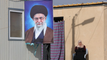 Ιράν: γυναίκες καίνε φωτογραφίες του Χαμενεΐ και ανάβουν τσιγάρα