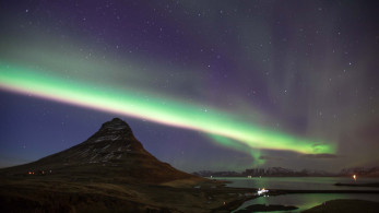 Ισχυρή ηλιακή καταιγίδα πλήττει τη Γη: φέρνει εντυπωσιακό βόρειο σέλας και προβλήματα