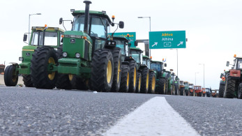 Παραμένουν στα μπλόκα οι αγρότες - Μήνυμα τέλους ανοχής από την κυβέρνηση