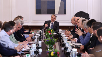 Συνάντηση του Κυριάκου Μητσοτάκη με αγρότες στο Μέγαρο Μαξίμου - Καταργείται ο ΦΠΑ στο αγροτικό πετρέλαιο, νέο ραντεβού την επόμενη εβδομάδα