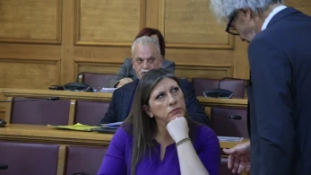 Κωνσταντινίδης για Κωνσταντοπούλου: οι συγγενείς διαμαρτύρονται, καθυστερεί τη δίκη των Τεμπών