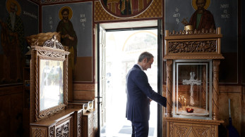 Θεοφάνια: ο Κυριάκος Μητσοτάκης άναψε κερί στο εκκλησάκι της 112 Πτέρυγας Μάχης