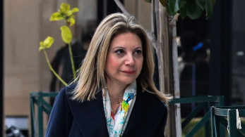 Η Καρυστιανού ανάμεσα στο κοστούμι του Νατσιού και το ταγέρ της Λεπέν