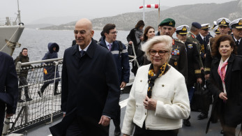 Ο Νίκος Δένδιας υποδέχθηκε την Κατρίν Βοτρίν στη φρεγάτα «Κίμων»