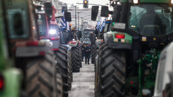 Στήνουν νέες πλατείες στα μπλόκα - Οι αγρότες απειλούν και τα κόμματα σιγοντάρουν