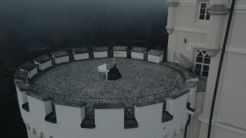 Έλενα Ξυδιά: η ιπτάμενη πιανίστρια σε ένα μεσαιωνικό κάστρο της Κροατίας (photos και video)