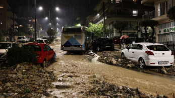 Κακοκαιρία: νεκρή γυναίκα στη Γλυφάδα - Την πλάκωσε αυτοκίνητο που παρασύρθηκε από τα νερά (video)