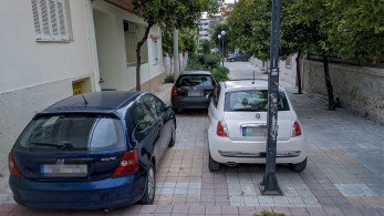 Παράνομο παρκάρισμα: ποια περιοχή στην Ελλάδα έγινε viral (video)
