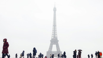 Πυκνή χιονόπτωση στο Παρίσι: ακυρώσεις πτήσεων και έκτακτα μέτρα στις μετακινήσεις (video)