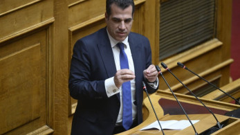 Άμεση αποσυμφόρηση 90.000 εκκρεμών αδειών διαμονής - Πλεύρης: Μηδενική ανοχή στην παράνομη μετανάστευση