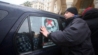 Αλέξης Τσίπρας: πέταξαν φωτογραφίες του με τη λέξη «ανεπιθύμητος» έξω από το Ολύμπιον, στη Θεσσαλονίκη (photos)