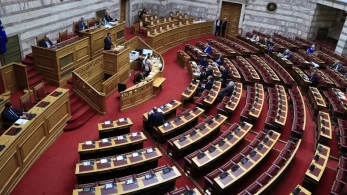 Νόμιμη μετανάστευση: τι αλλάζει σε εργασία, άδειες και ελέγχους
