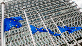 ΕΕ για την απόφαση περί δασμών:  Την αναλύουμε, εργαζόμαστε για τη μείωσή τους