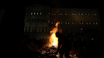 Οι επαγγελματίες της διαμαρτυρίας, των fake news και του αντισυστημισμού σε νέες παραστάσεις