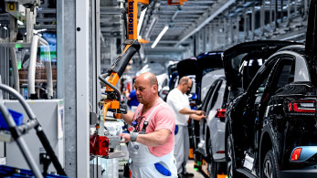 Ηλεκτροκίνηση με κοινωνικό κόστος: Η ευρωπαϊκή αυτοκινητοβιομηχανία μετρά ήδη 100.000 απολύσεις