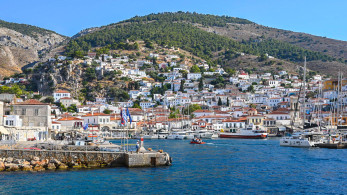 Στην Ύδρα ο Μπραντ Πιτ: Χαλαρός, χαμογελαστός και… σε πλήρη δράση στα γυρίσματα της νέας του ταινίας