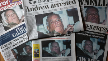 «Έκθεμα» στο Λούβρο η ταπεινωτική φωτογραφία του Άντριου - Την κρέμασαν ακτιβιστές (video)