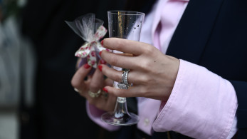 Σαν σήμερα το 1982, η θεσμική κατοχύρωση του πολιτικού γάμου στην Ελλάδα