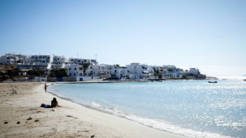 Άνω Κουφονήσι: με παρέμβαση Πιερρακάκη τέλος καντίνες και ξαπλώστρες σε Πορί και Ιταλίδα